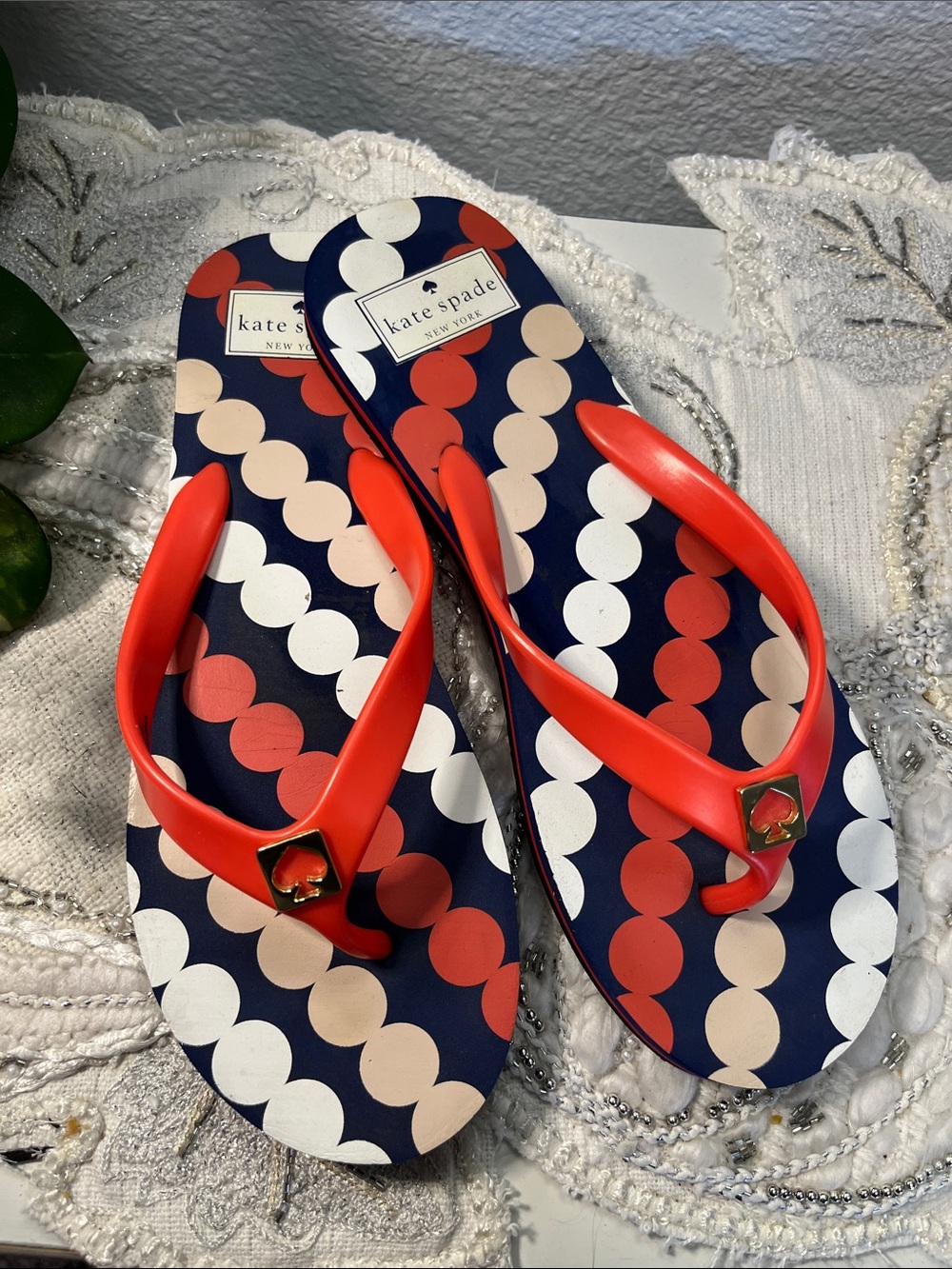 HP đKate Spade New York Printed Flip Flops Navy Coral Polka Dot Sandals Womenâs - Picture 2 of 11